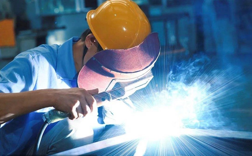 制造业职业技能人才就业形势：焊工平均月薪最高